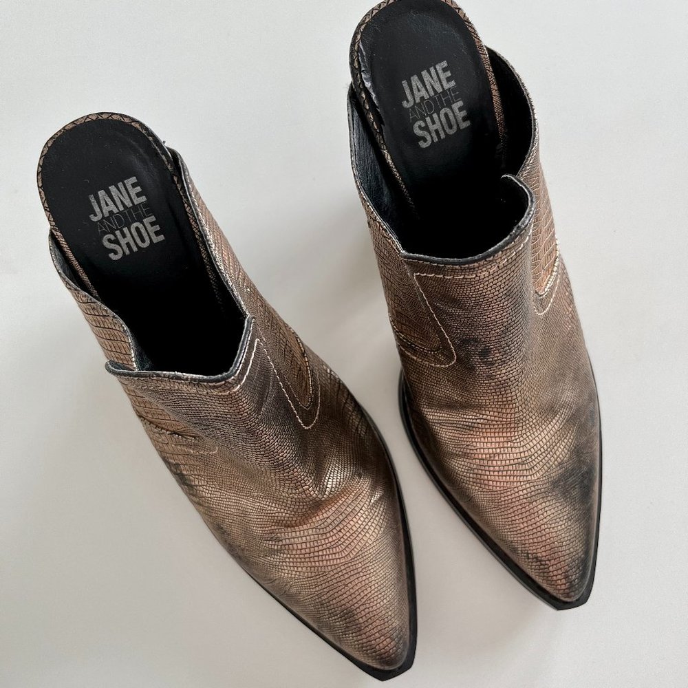 Jane & The Shoe | Women's Western Rose Gold Faux Snake Pattern Mule | Size 10